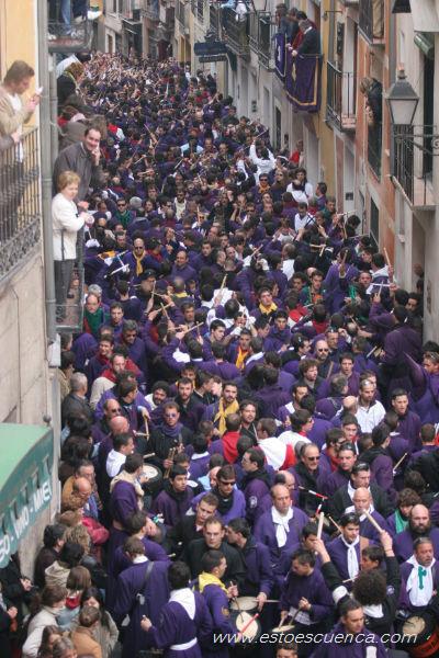 Las turbas subiendo a la plaza mayor_estoescuenca_semana santa Cuenca_Cuenca_Turismo Cuenca.